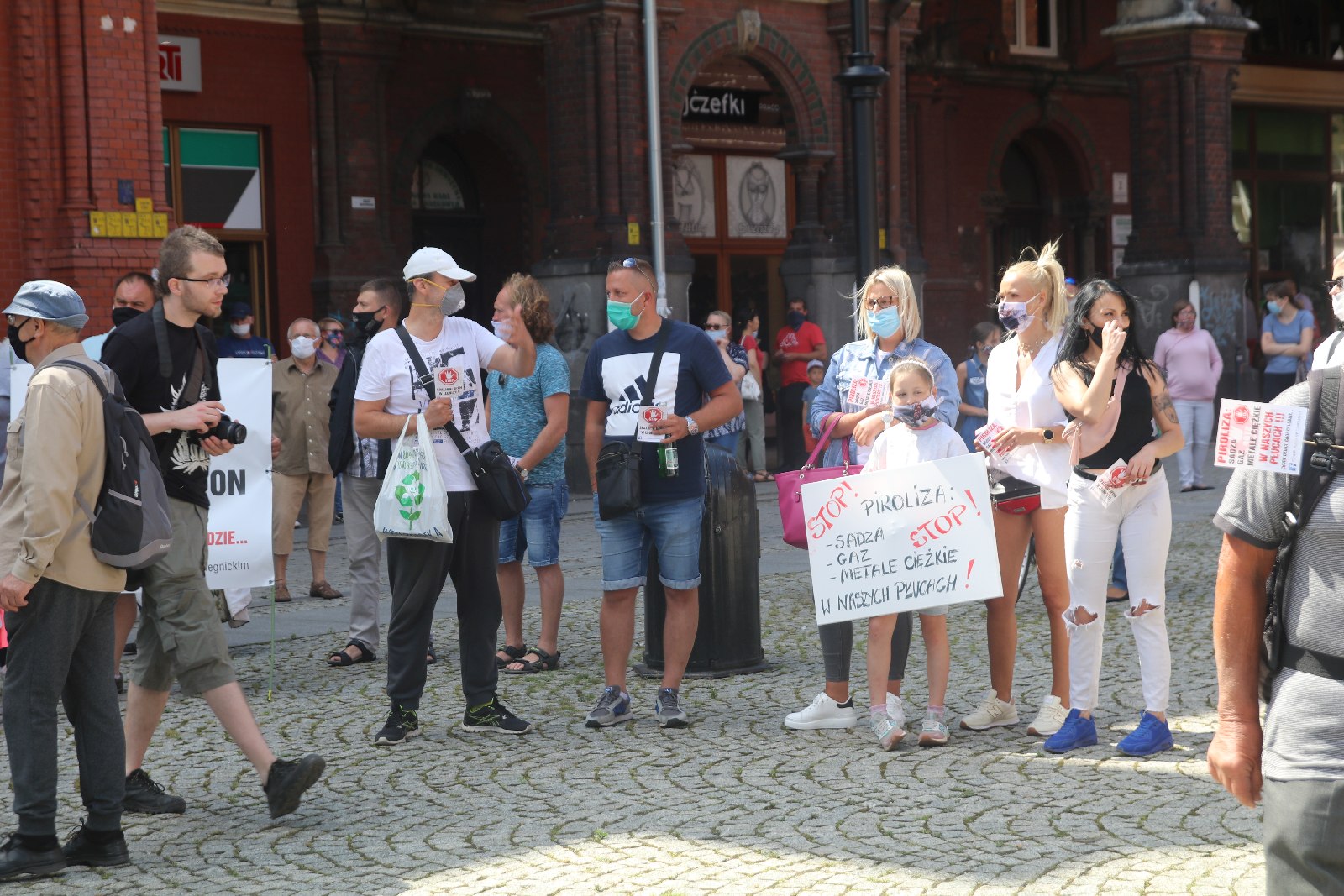 Ponad 200 osób protestowało przeciwko budowie spalarni opon
