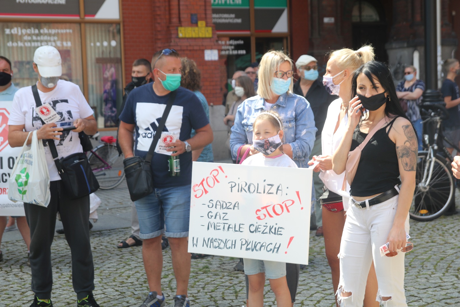 Ponad 200 osób protestowało przeciwko budowie spalarni opon
