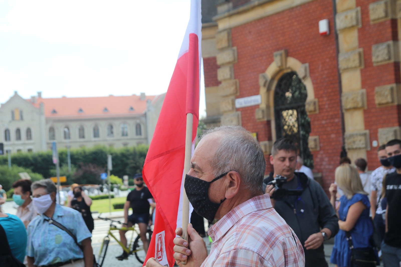 Ponad 200 osób protestowało przeciwko budowie spalarni opon

