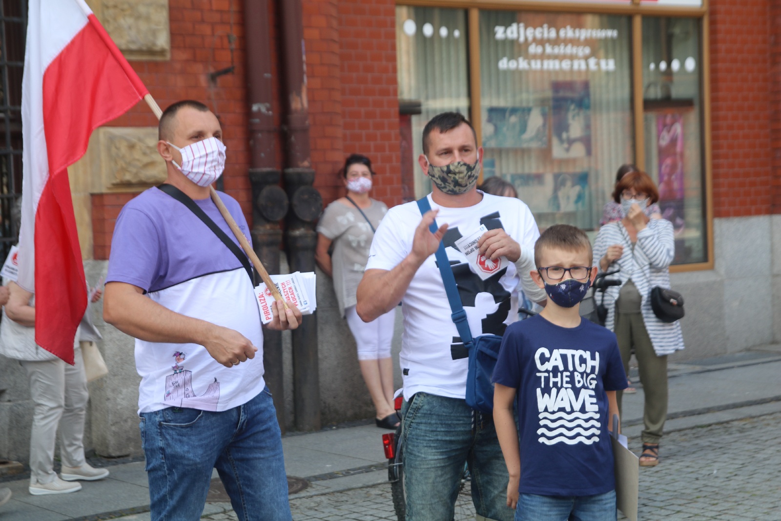 Ponad 200 osób protestowało przeciwko budowie spalarni opon

