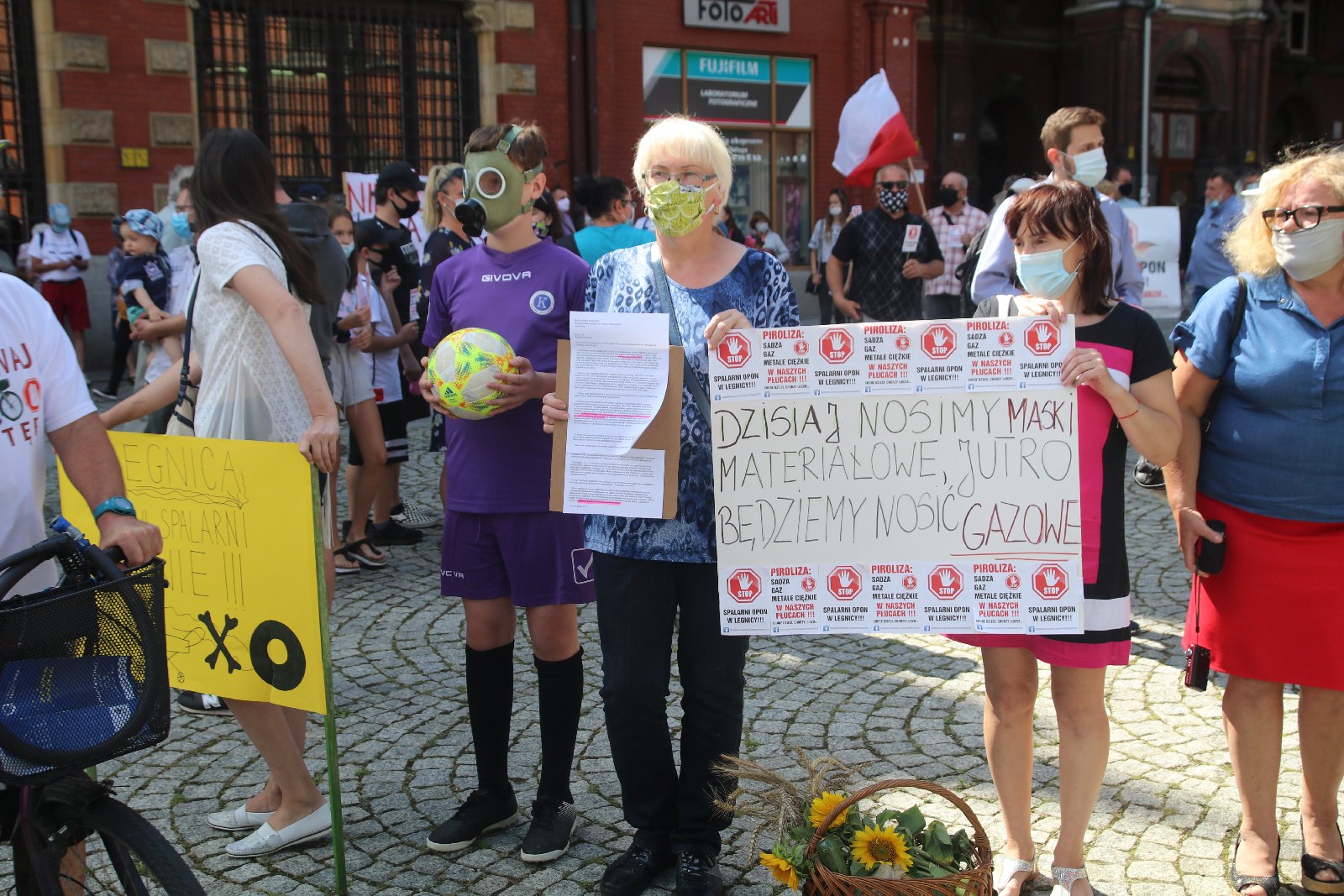 Ponad 200 osób protestowało przeciwko budowie spalarni opon
