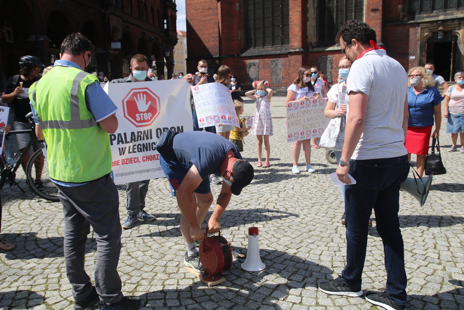Ponad 200 osób protestowało przeciwko budowie spalarni opon
