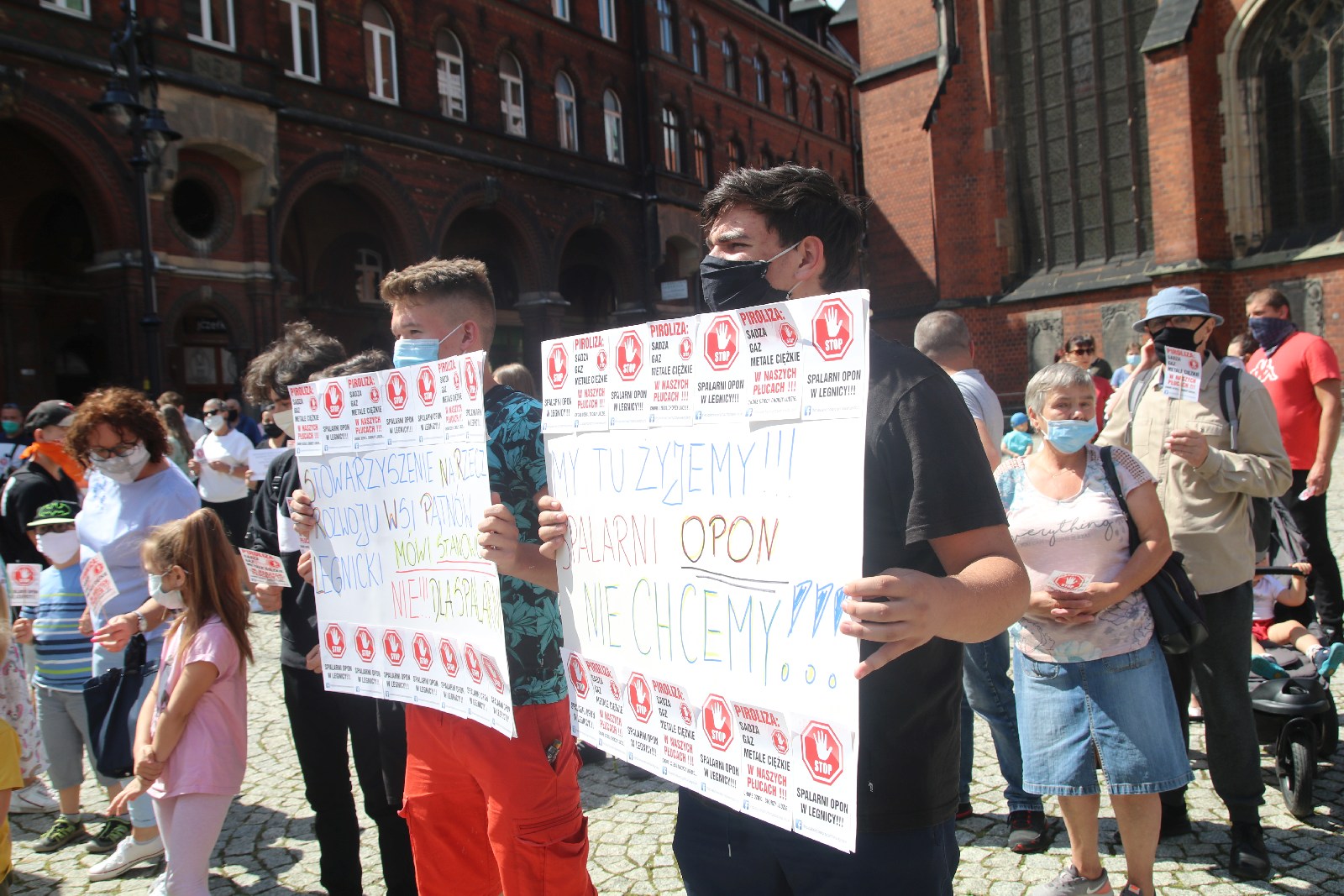 Ponad 200 osób protestowało przeciwko budowie spalarni opon
