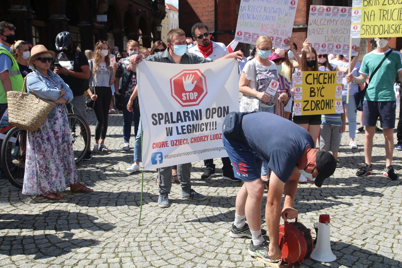 Ponad 200 osób protestowało przeciwko budowie spalarni opon
