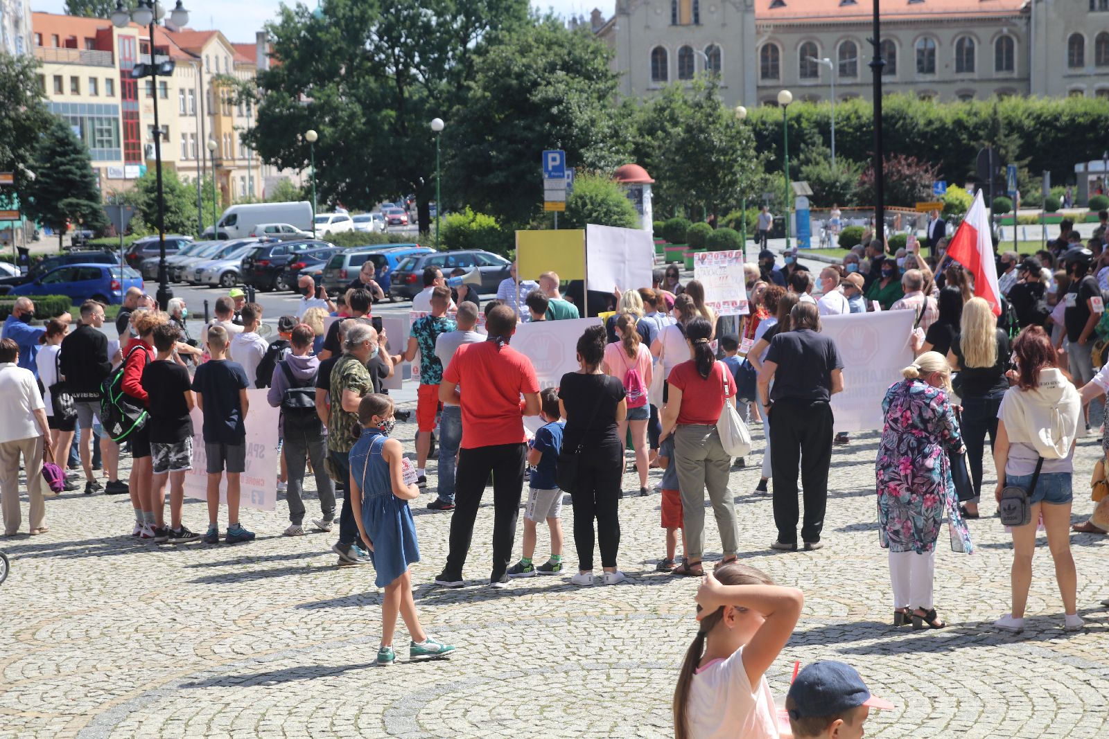 Ponad 200 osób protestowało przeciwko budowie spalarni opon
