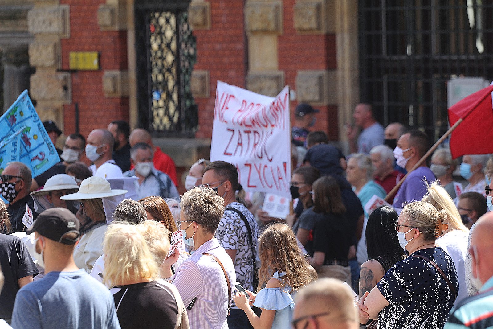 Ponad 200 osób protestowało przeciwko budowie spalarni opon
