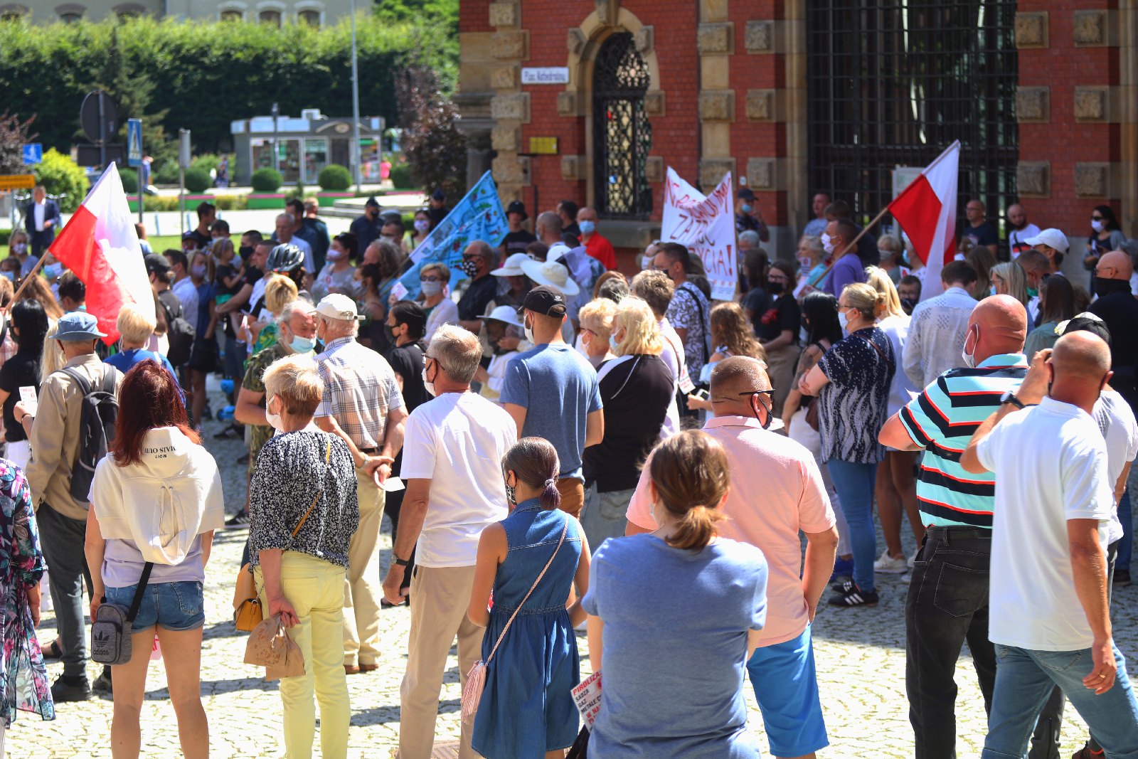 Ponad 200 osób protestowało przeciwko budowie spalarni opon
