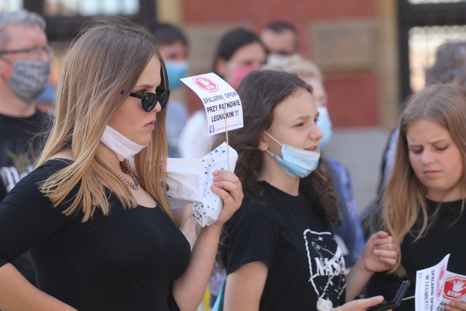 Ponad 200 osób protestowało przeciwko budowie spalarni opon
