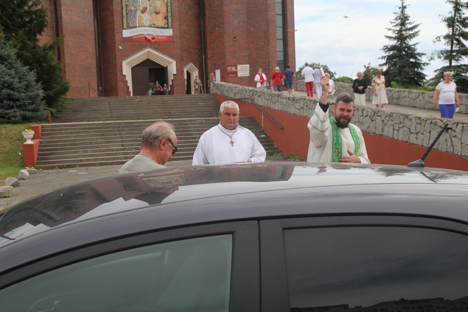 Na os. Kopernika święcili samochody i ich kierowców