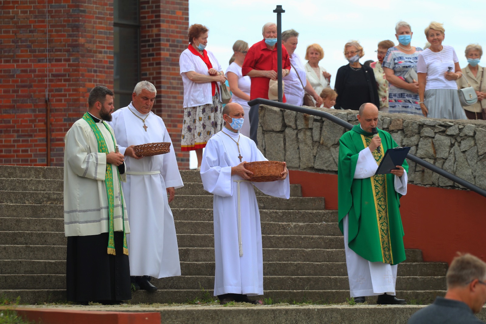 Na os. Kopernika święcili samochody i ich kierowców