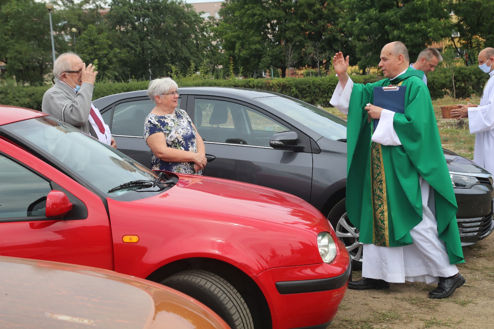 Na os. Kopernika święcili samochody i ich kierowców