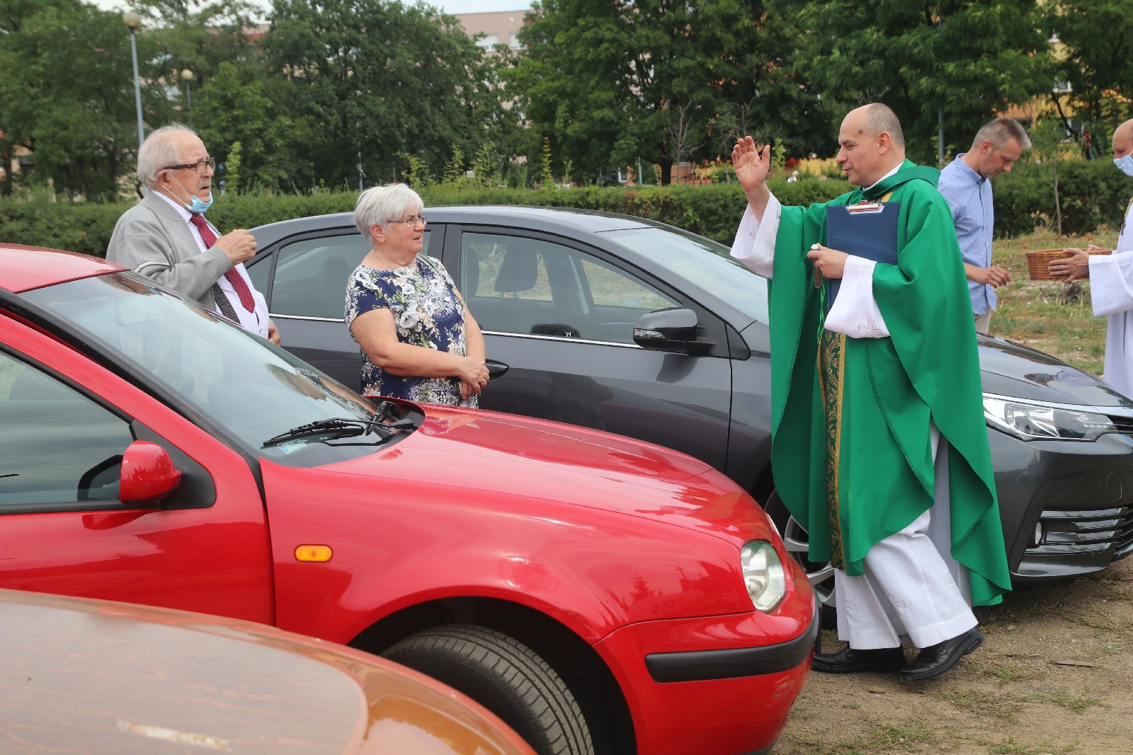 Na os. Kopernika święcili samochody i ich kierowców