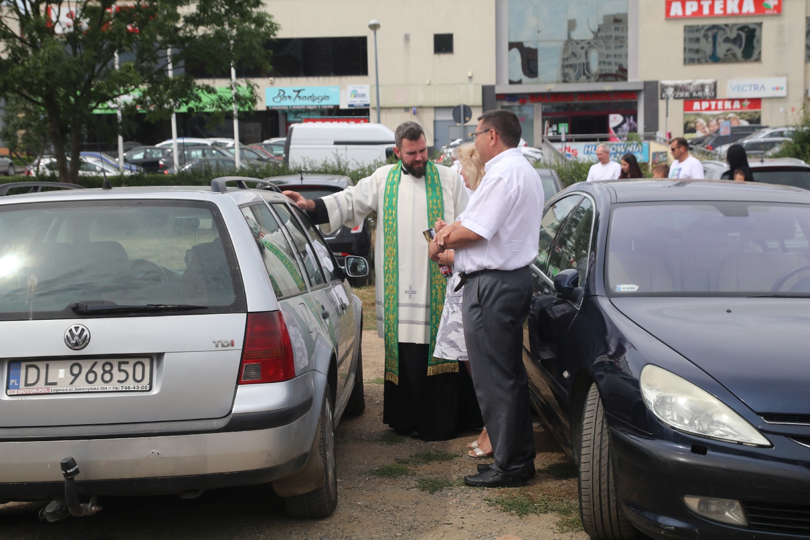 Na os. Kopernika święcili samochody i ich kierowców