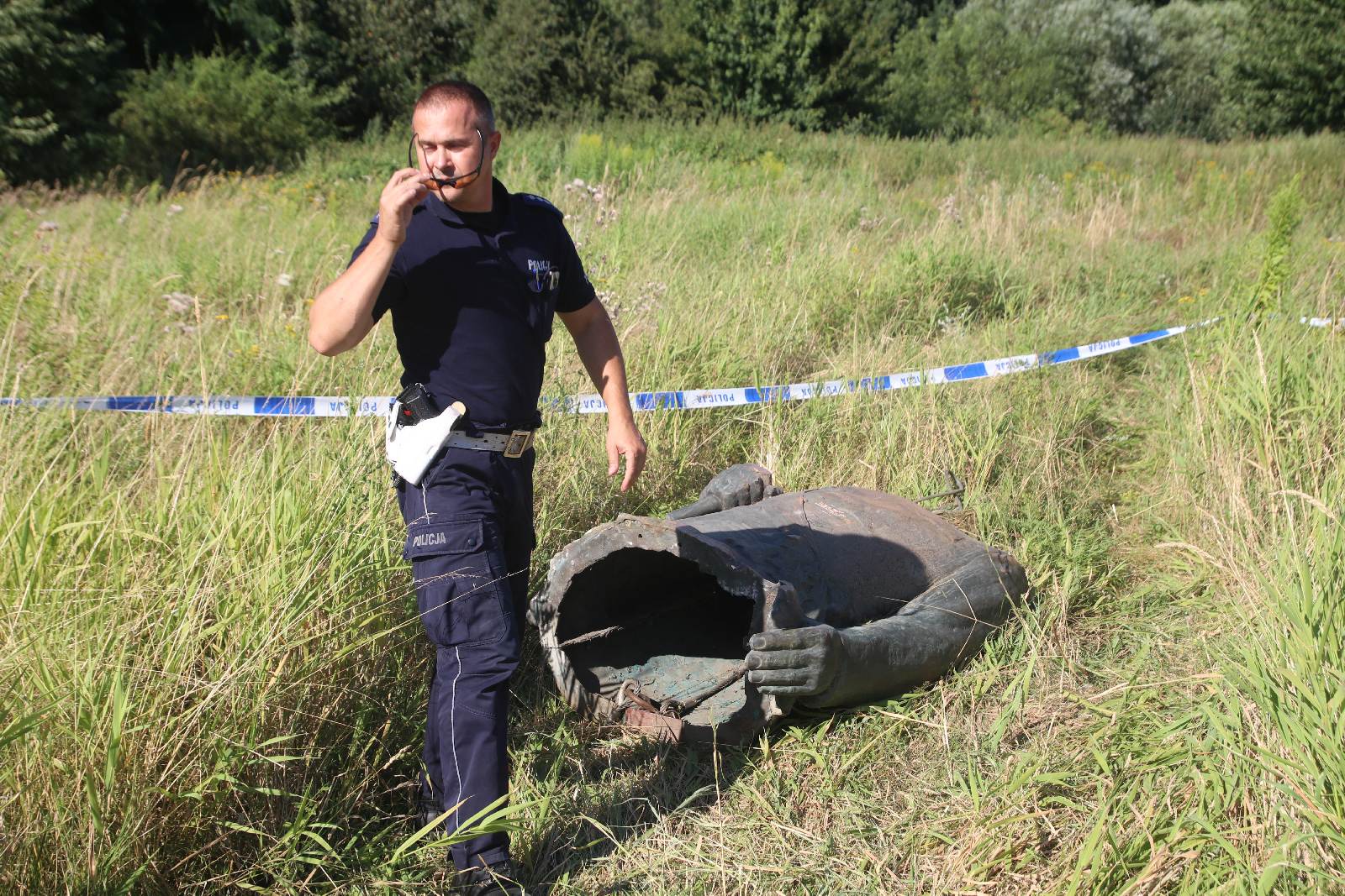 Marszałek Rokossowski w szczerym polu bez głowy i buławy