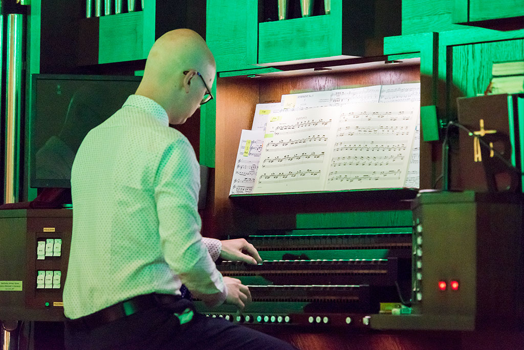 Michał Szostak - wirtuoz muzyki organowej zagrał na Piekarach