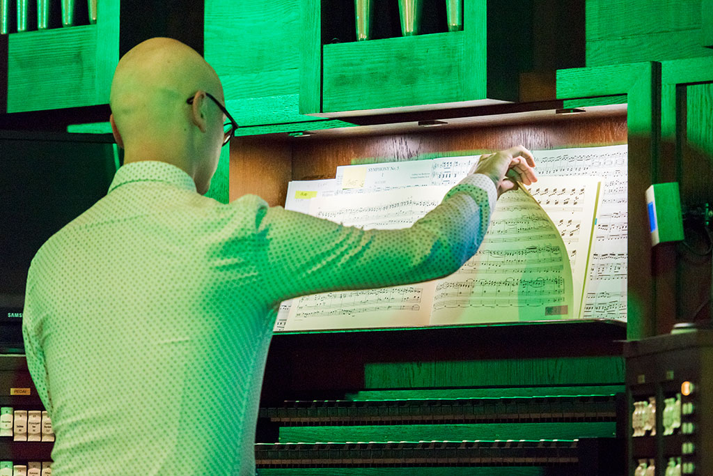 Michał Szostak - wirtuoz muzyki organowej zagrał na Piekarach