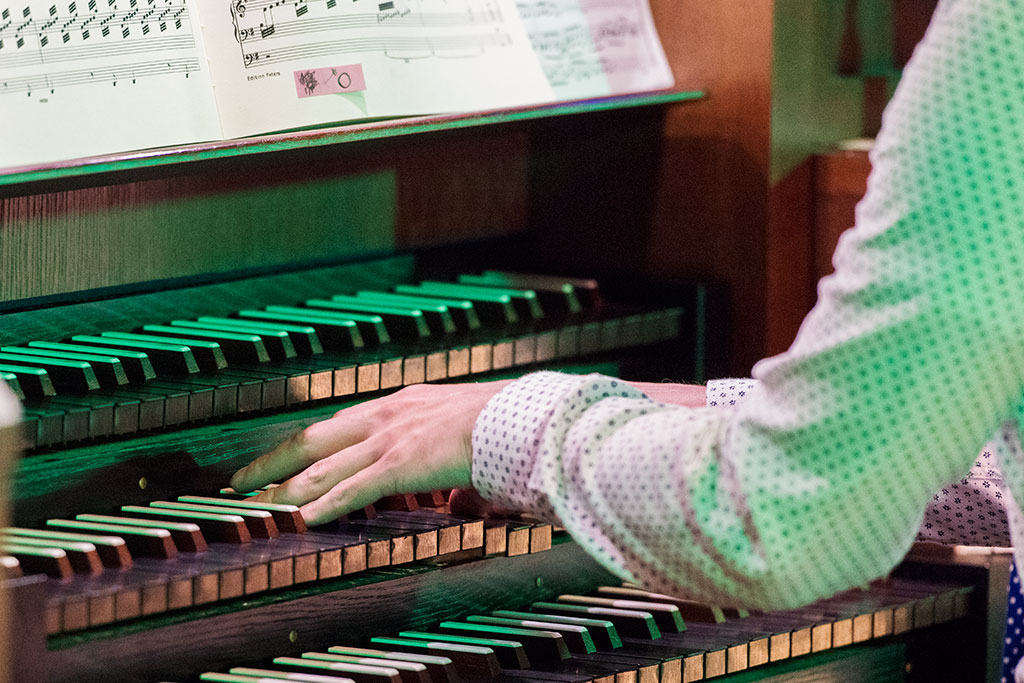 Michał Szostak - wirtuoz muzyki organowej zagrał na Piekarach