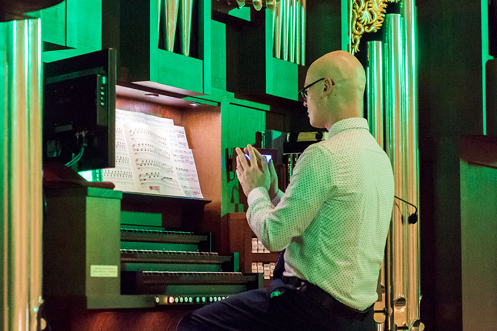 Michał Szostak - wirtuoz muzyki organowej zagrał na Piekarach