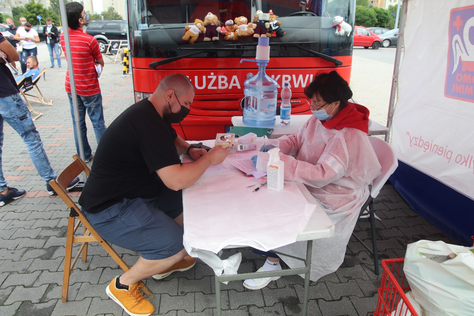 Oddawali krew i odbierali bilet na mecz Miedzi Legnica