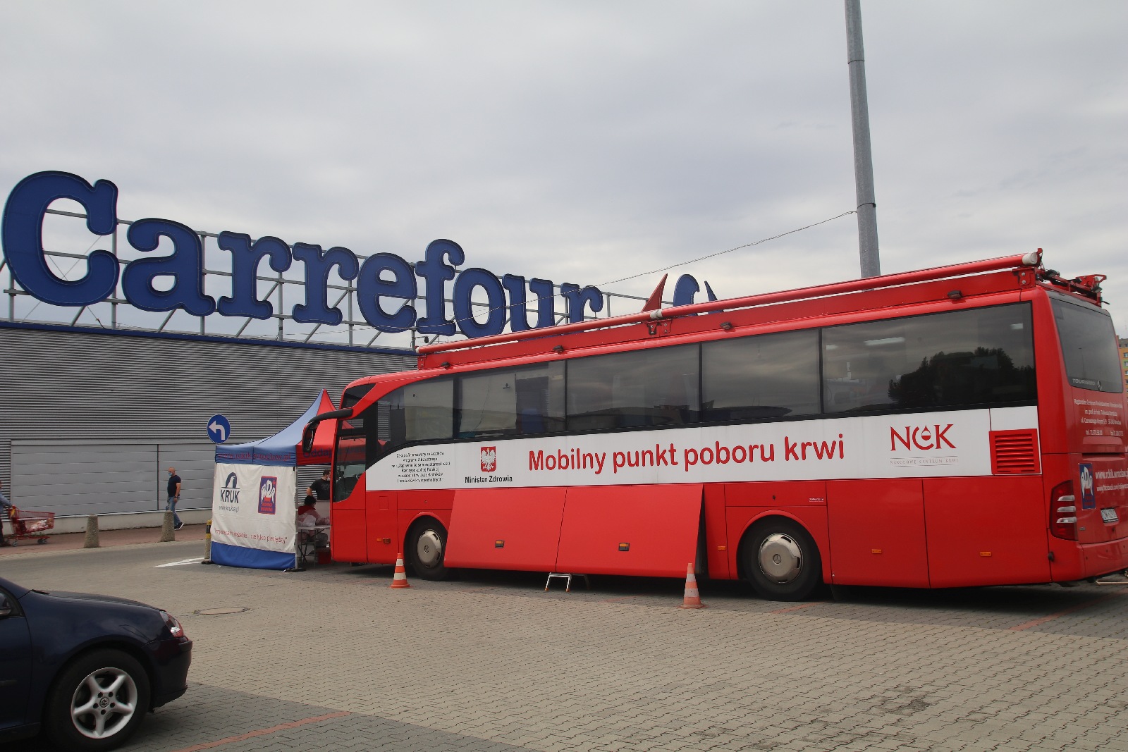 Oddawali krew i odbierali bilet na mecz Miedzi Legnica