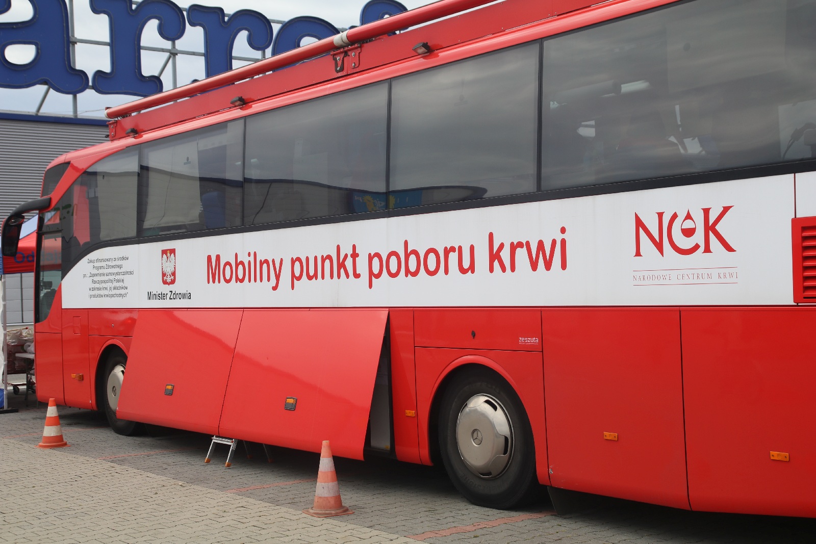 Oddawali krew i odbierali bilet na mecz Miedzi Legnica