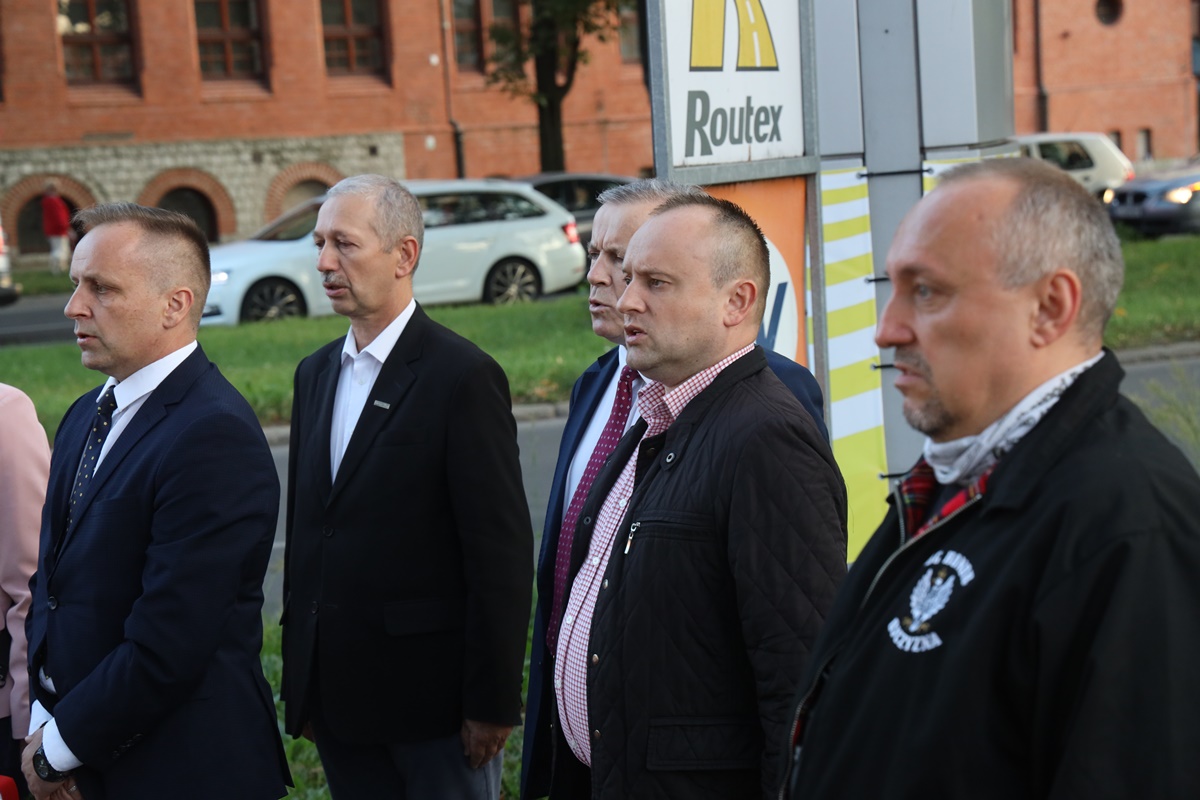 Kilkadziesiąt osób przyszło pod Obelisk Ofiar Bolszewizmu