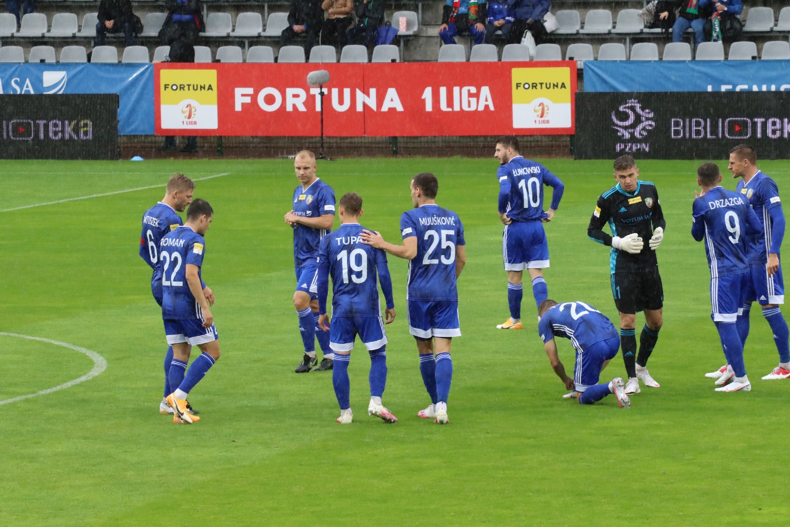 Miedź Legnica wyszarpała remis w ulewie