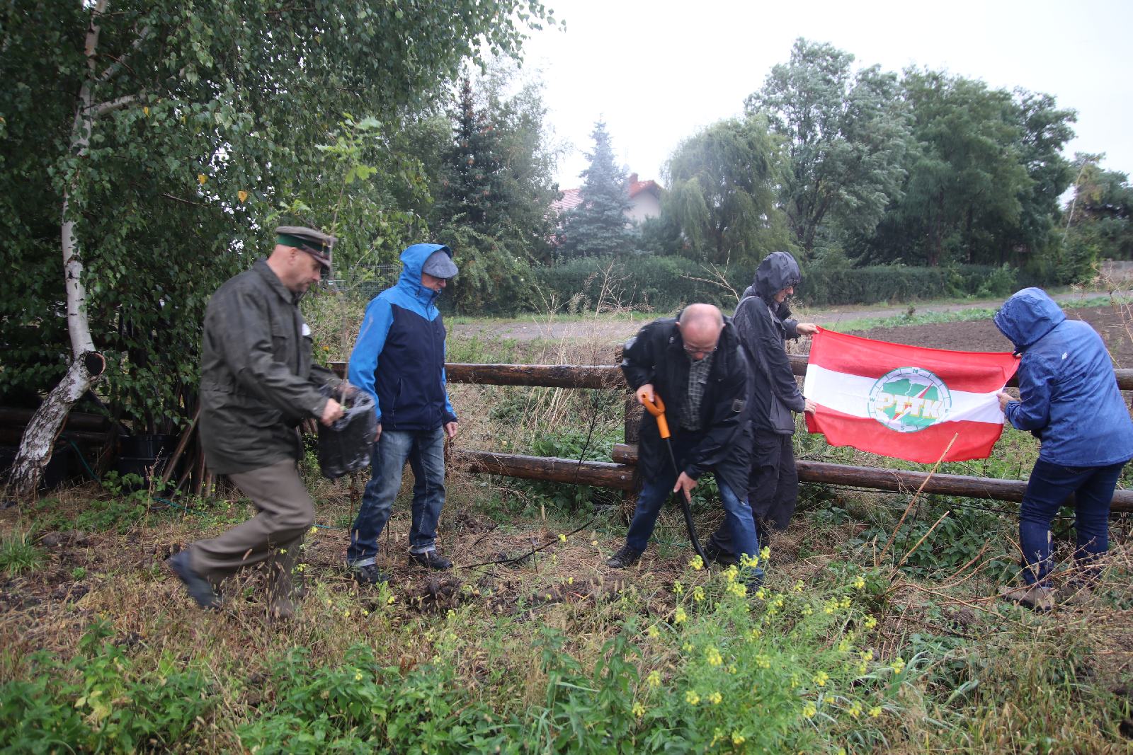 Poszli na długi spacer i posadzili dąb w Raczkowej