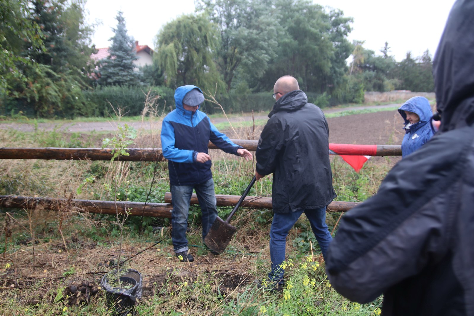 Poszli na długi spacer i posadzili dąb w Raczkowej