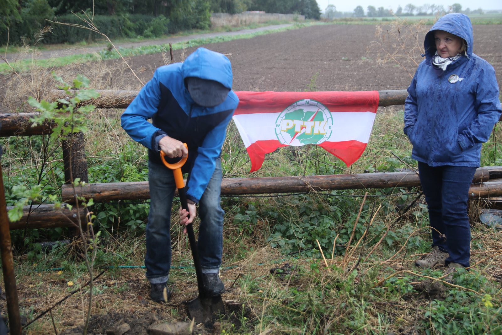 Poszli na długi spacer i posadzili dąb w Raczkowej