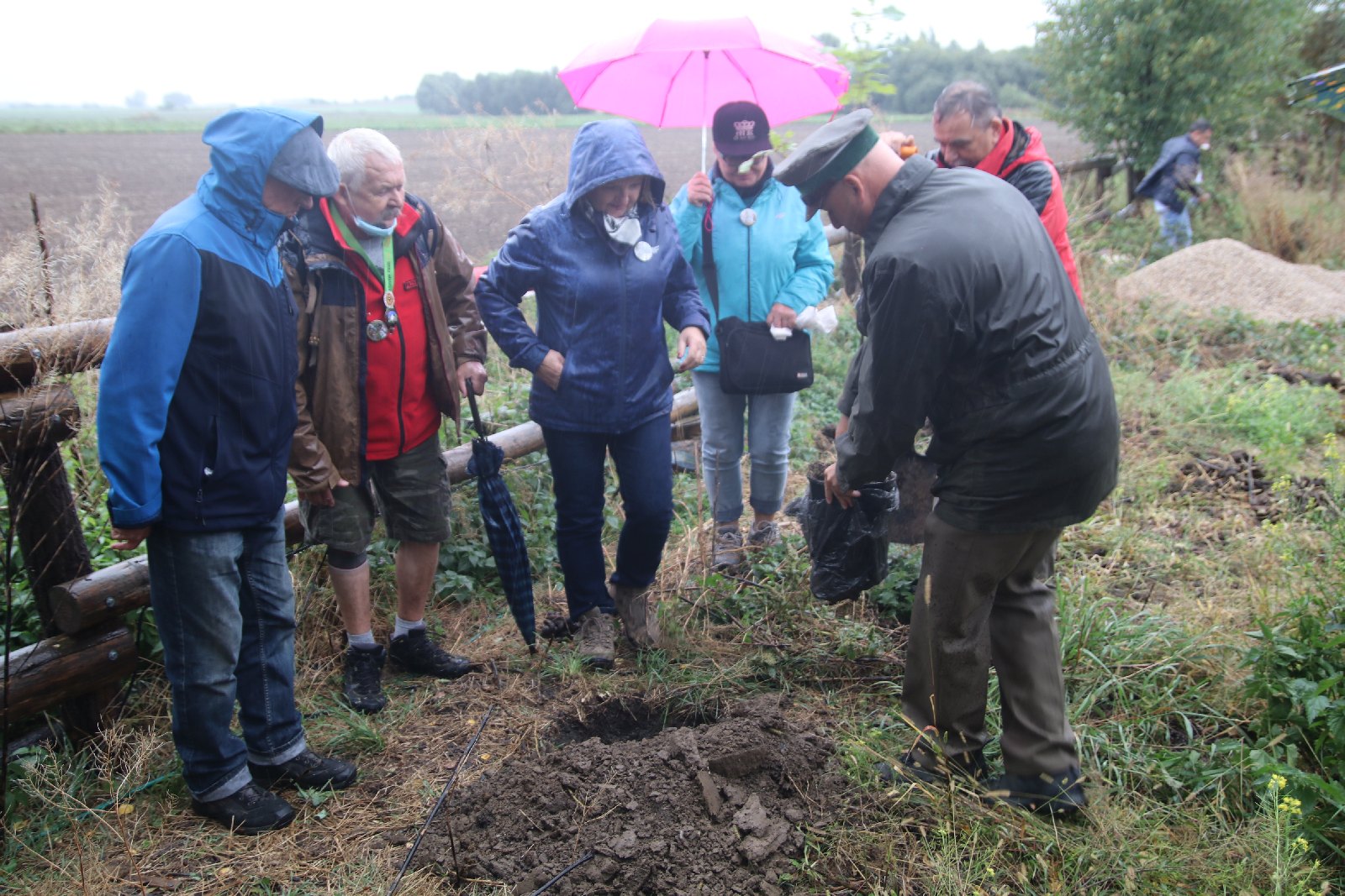 Poszli na długi spacer i posadzili dąb w Raczkowej