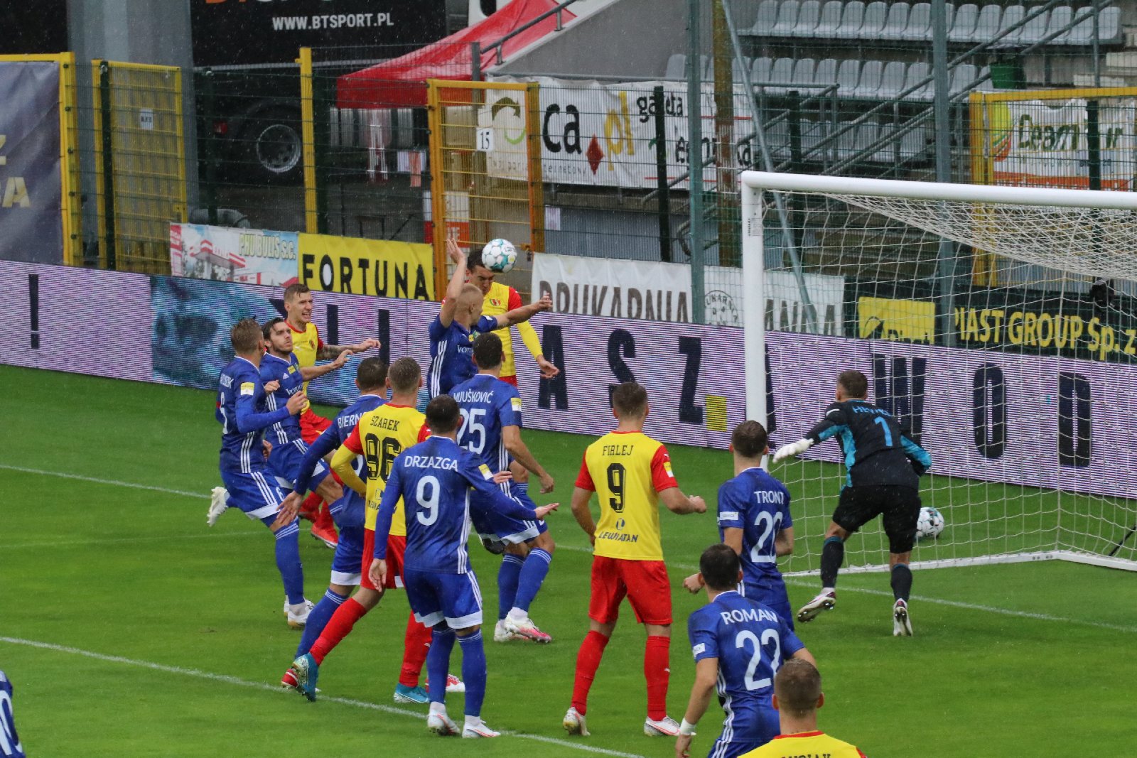 Miedź Legnica wyszarpała remis w ulewie