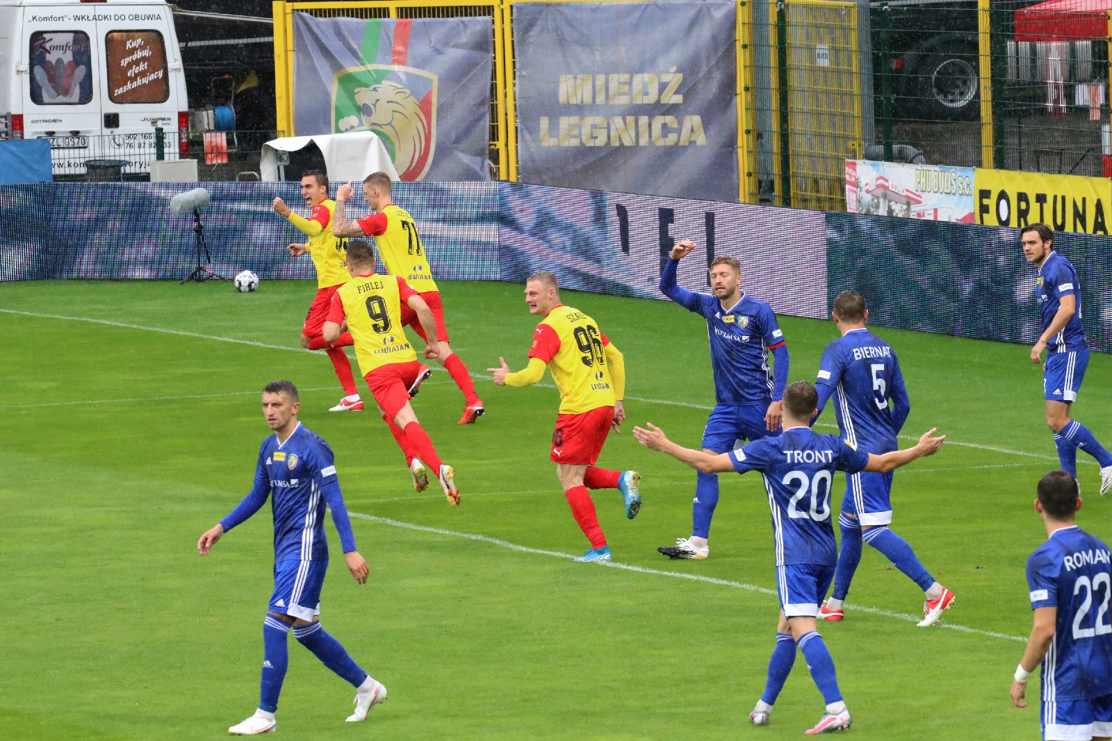Miedź Legnica wyszarpała remis w ulewie