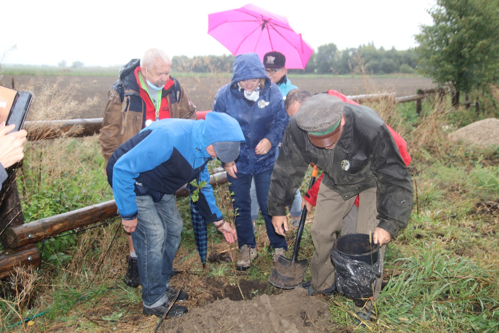 Poszli na długi spacer i posadzili dąb w Raczkowej