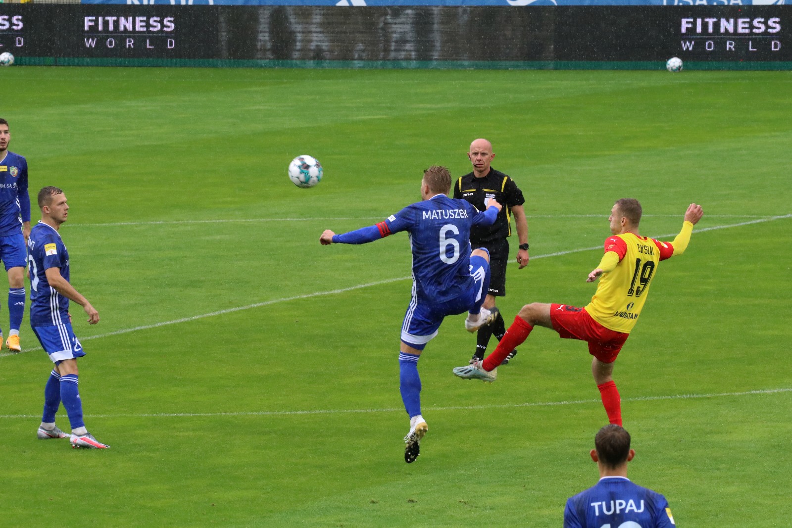 Miedź Legnica wyszarpała remis w ulewie