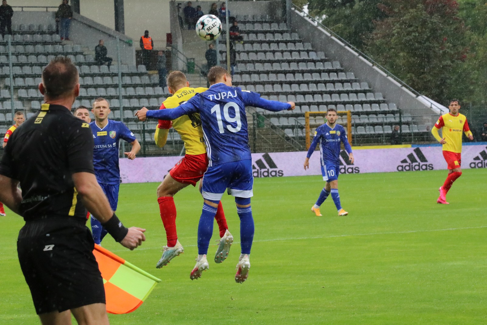 Miedź Legnica wyszarpała remis w ulewie