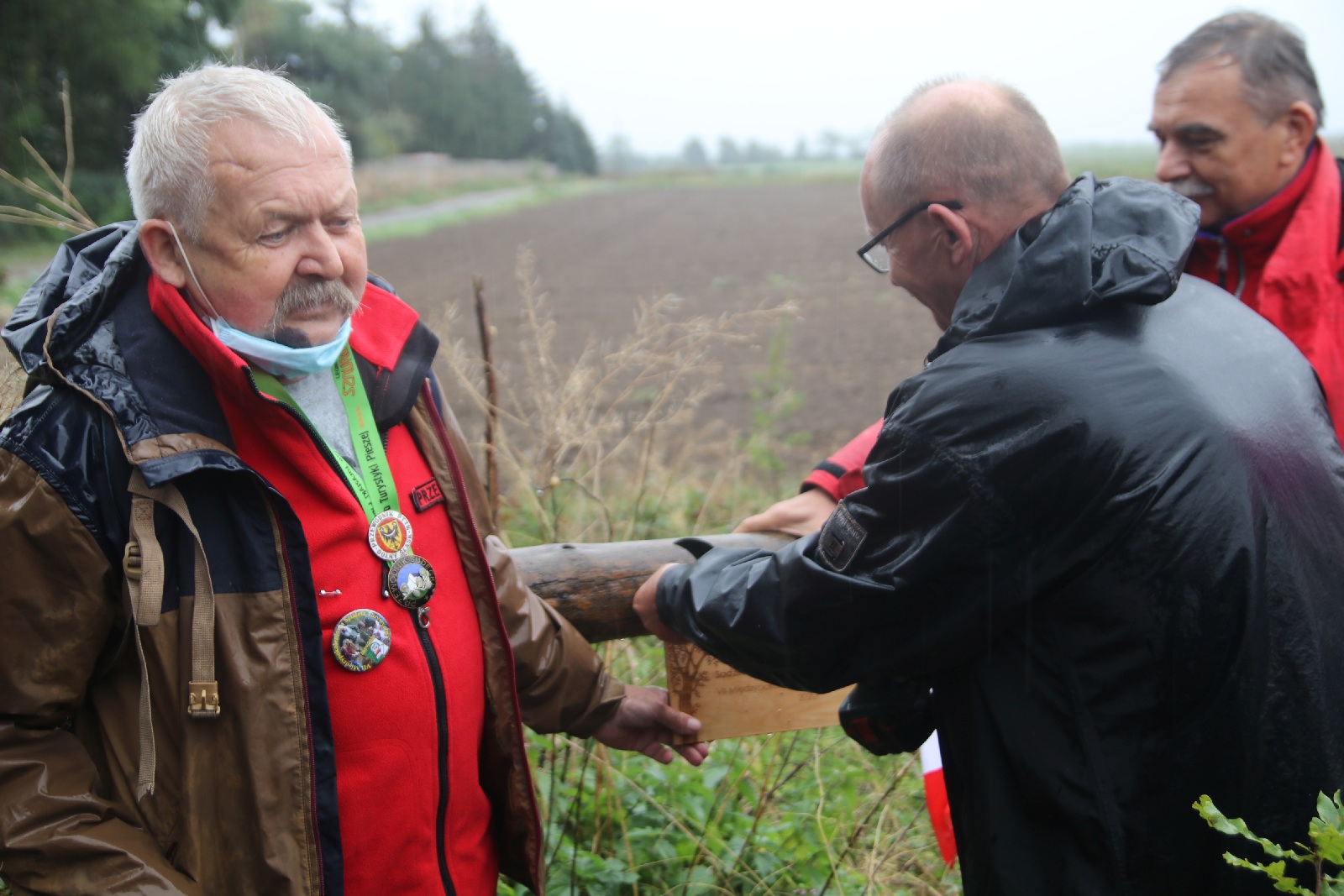 Poszli na długi spacer i posadzili dąb w Raczkowej