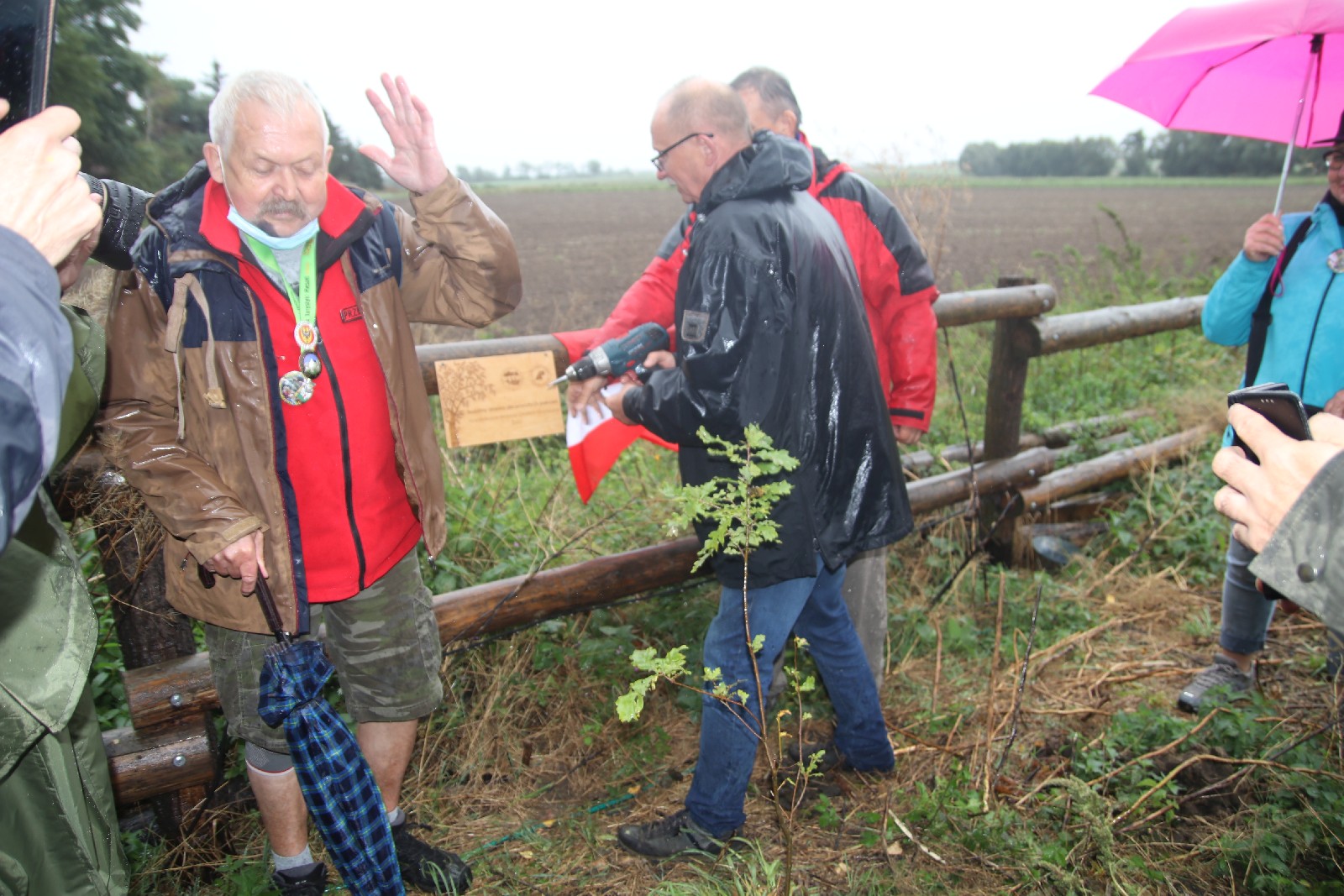 Poszli na długi spacer i posadzili dąb w Raczkowej