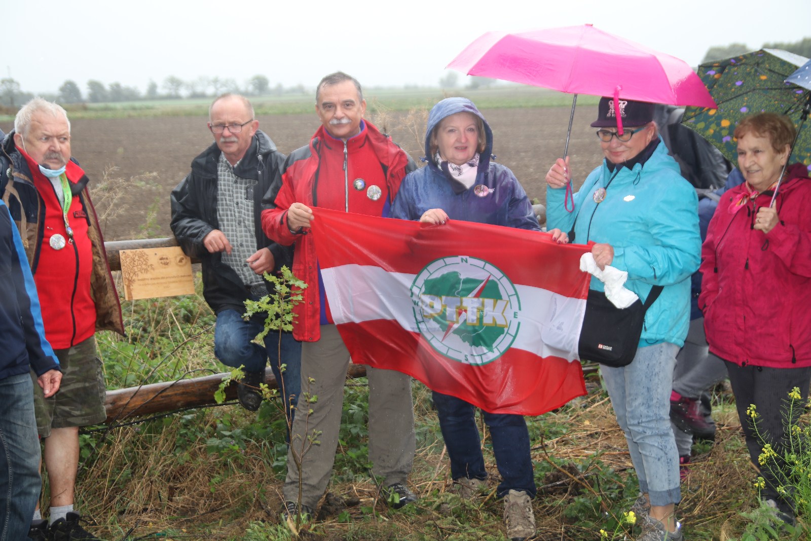 Poszli na długi spacer i posadzili dąb w Raczkowej