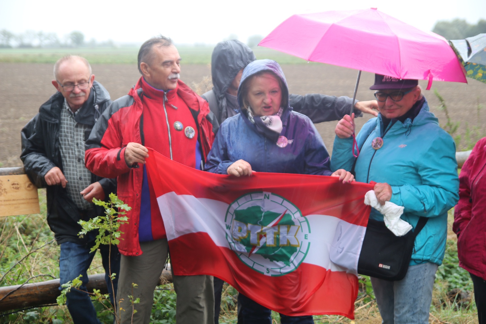 Poszli na długi spacer i posadzili dąb w Raczkowej