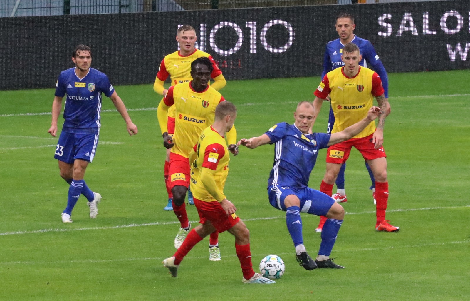 Miedź Legnica wyszarpała remis w ulewie
