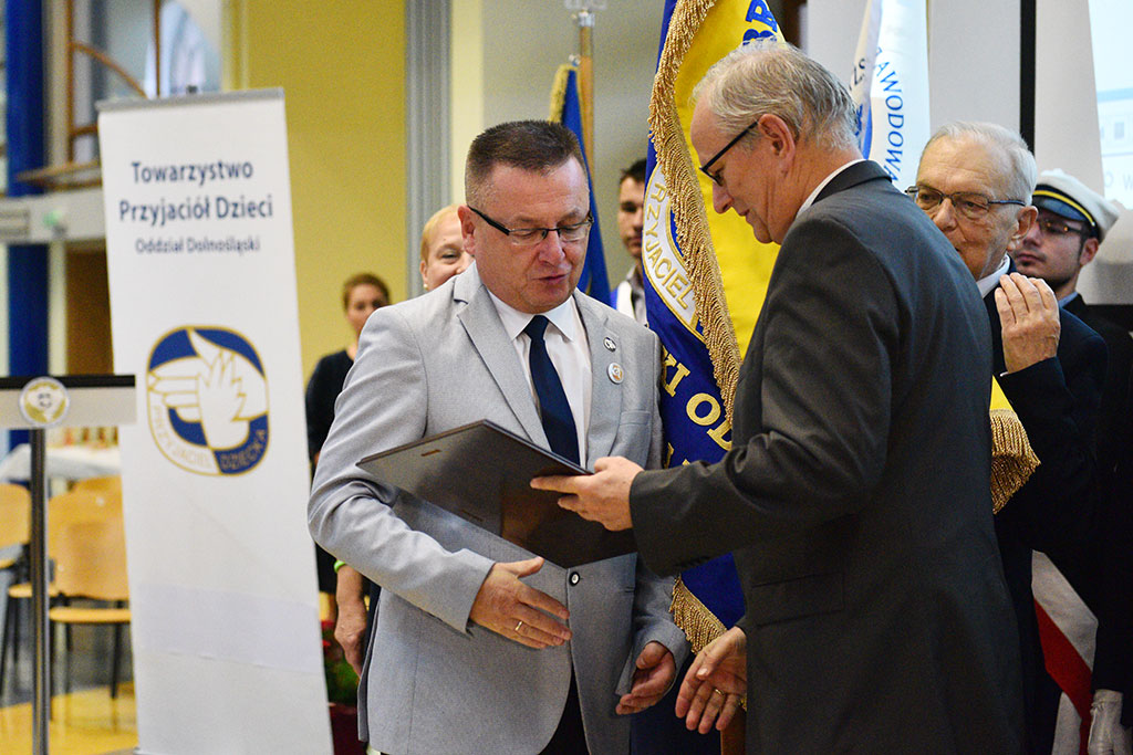 Dolnośląski oddział Towarzystwa Przyjaciół Dzieci ma sztandar
