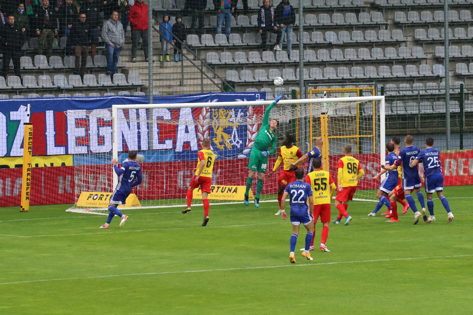 Miedź Legnica wyszarpała remis w ulewie