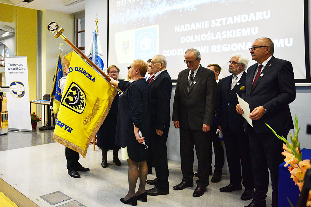 Dolnośląski oddział Towarzystwa Przyjaciół Dzieci ma sztandar