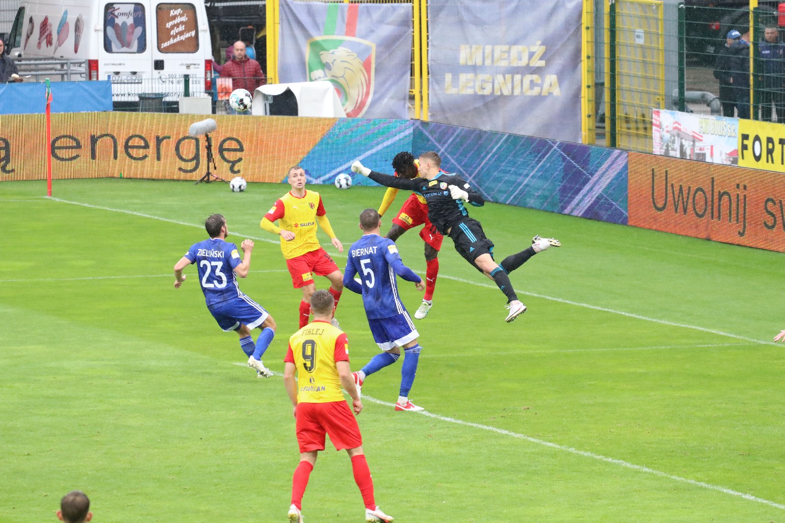 Miedź Legnica wyszarpała remis w ulewie
