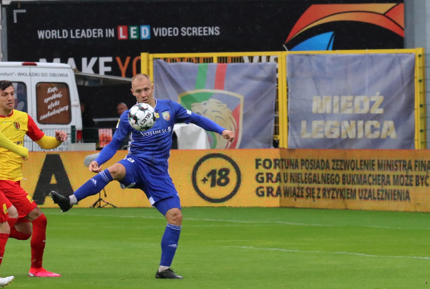 Miedź Legnica wyszarpała remis w ulewie