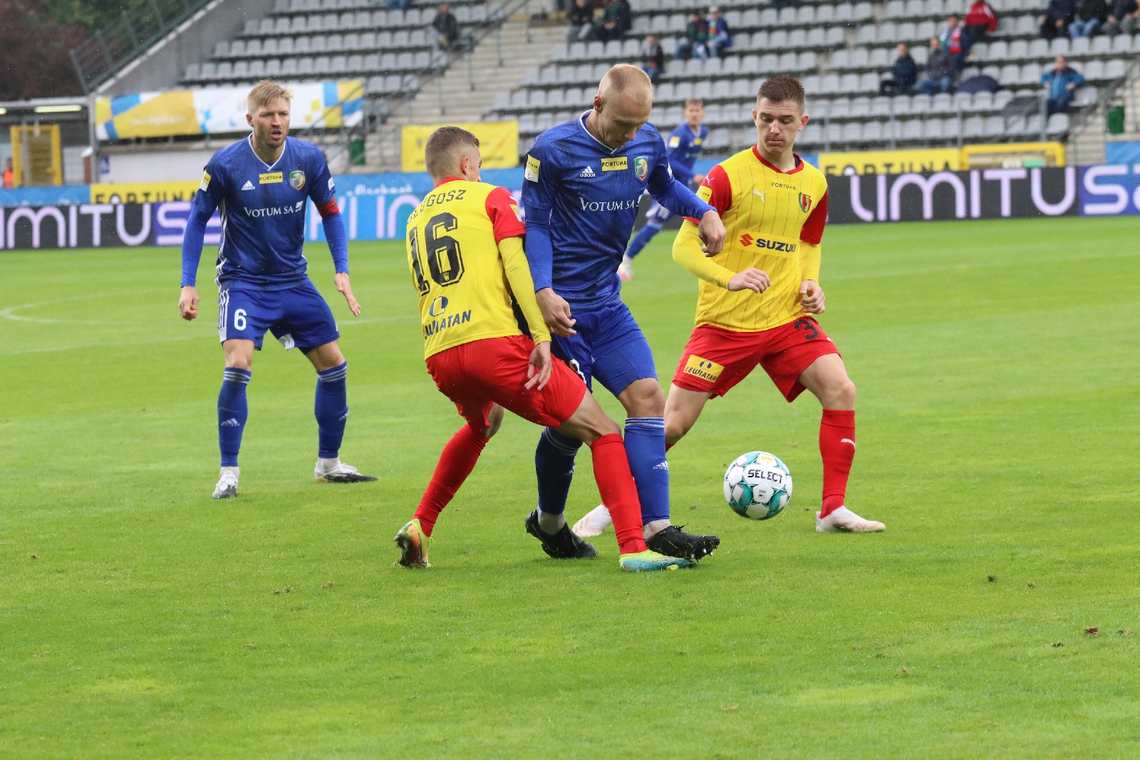 Miedź Legnica wyszarpała remis w ulewie