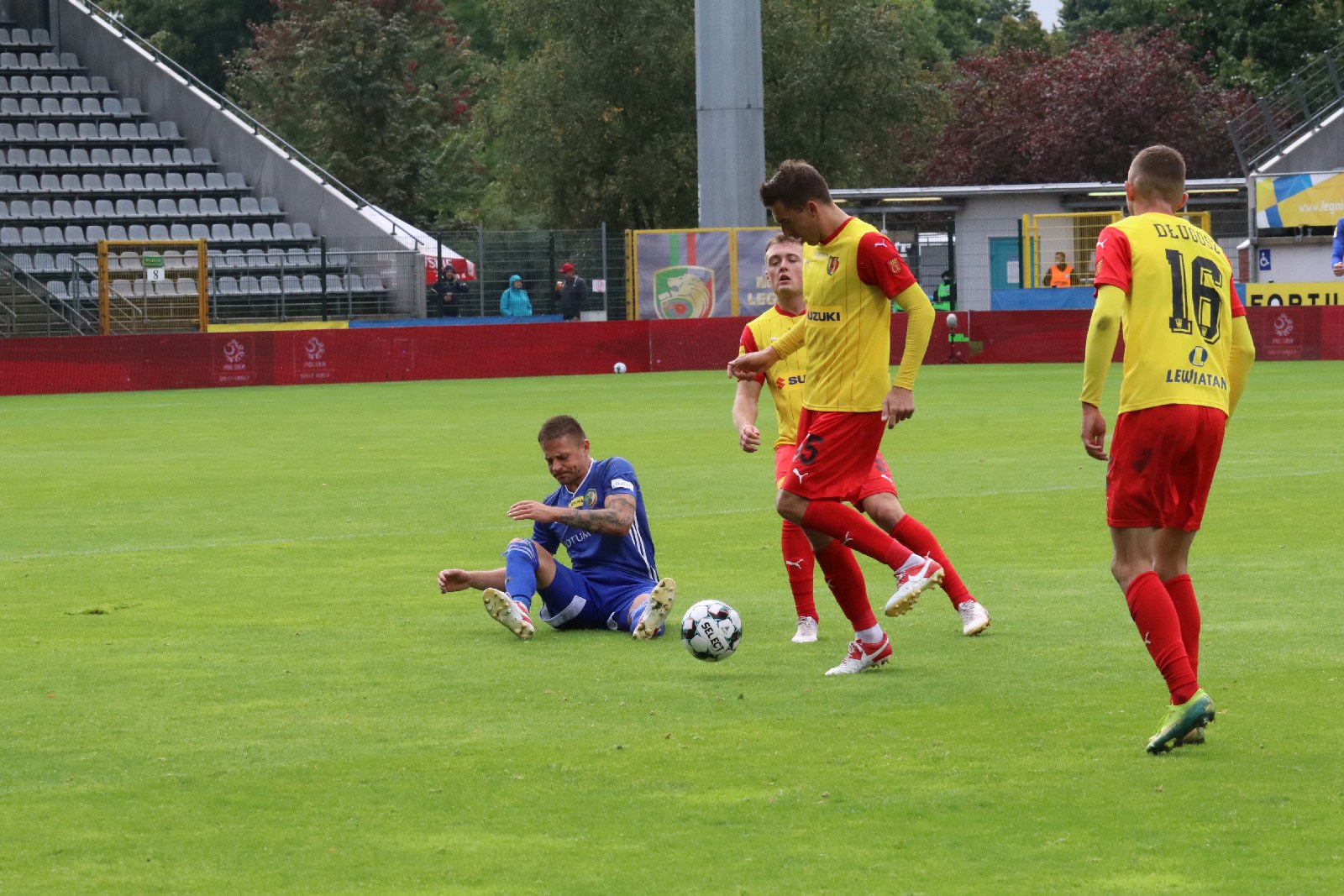 Miedź Legnica wyszarpała remis w ulewie