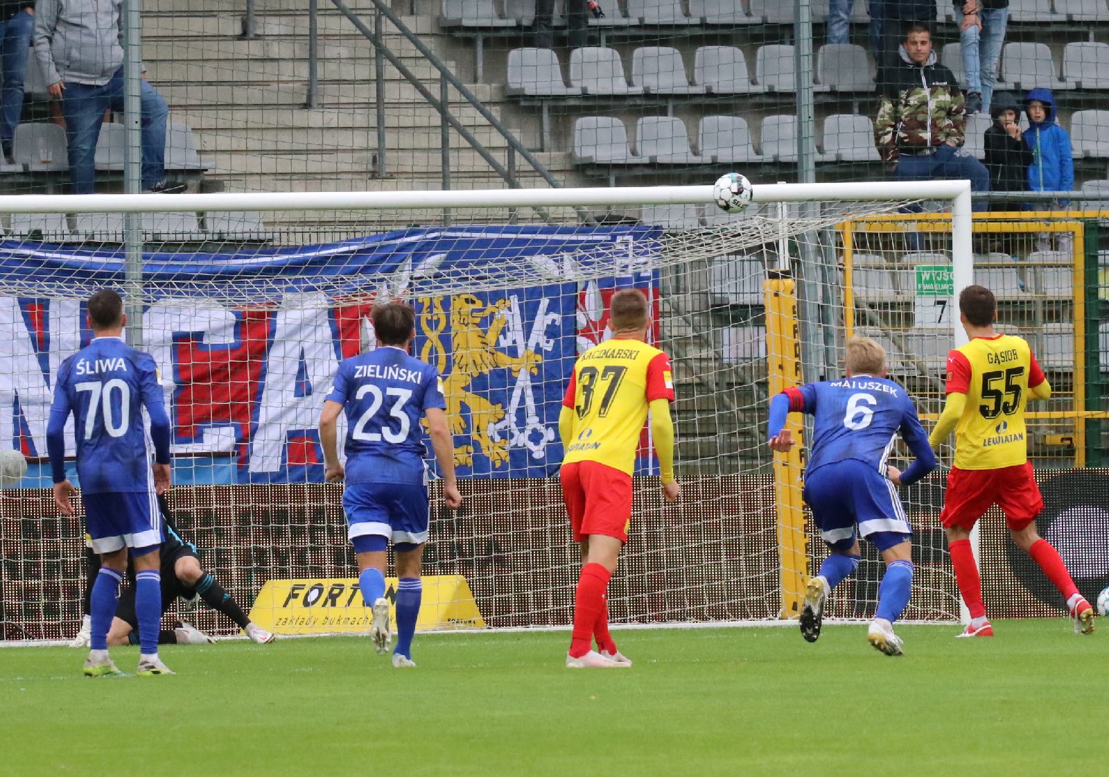 Miedź Legnica wyszarpała remis w ulewie