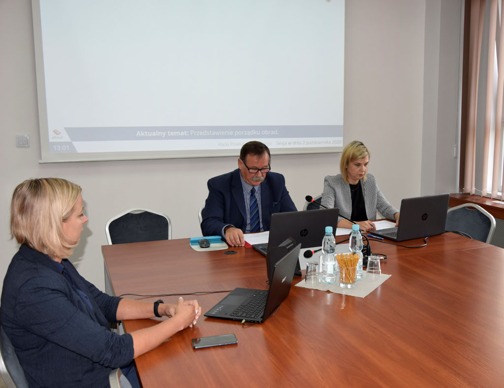 W trybie zdalnym obradowali radni powiatu legnickiego